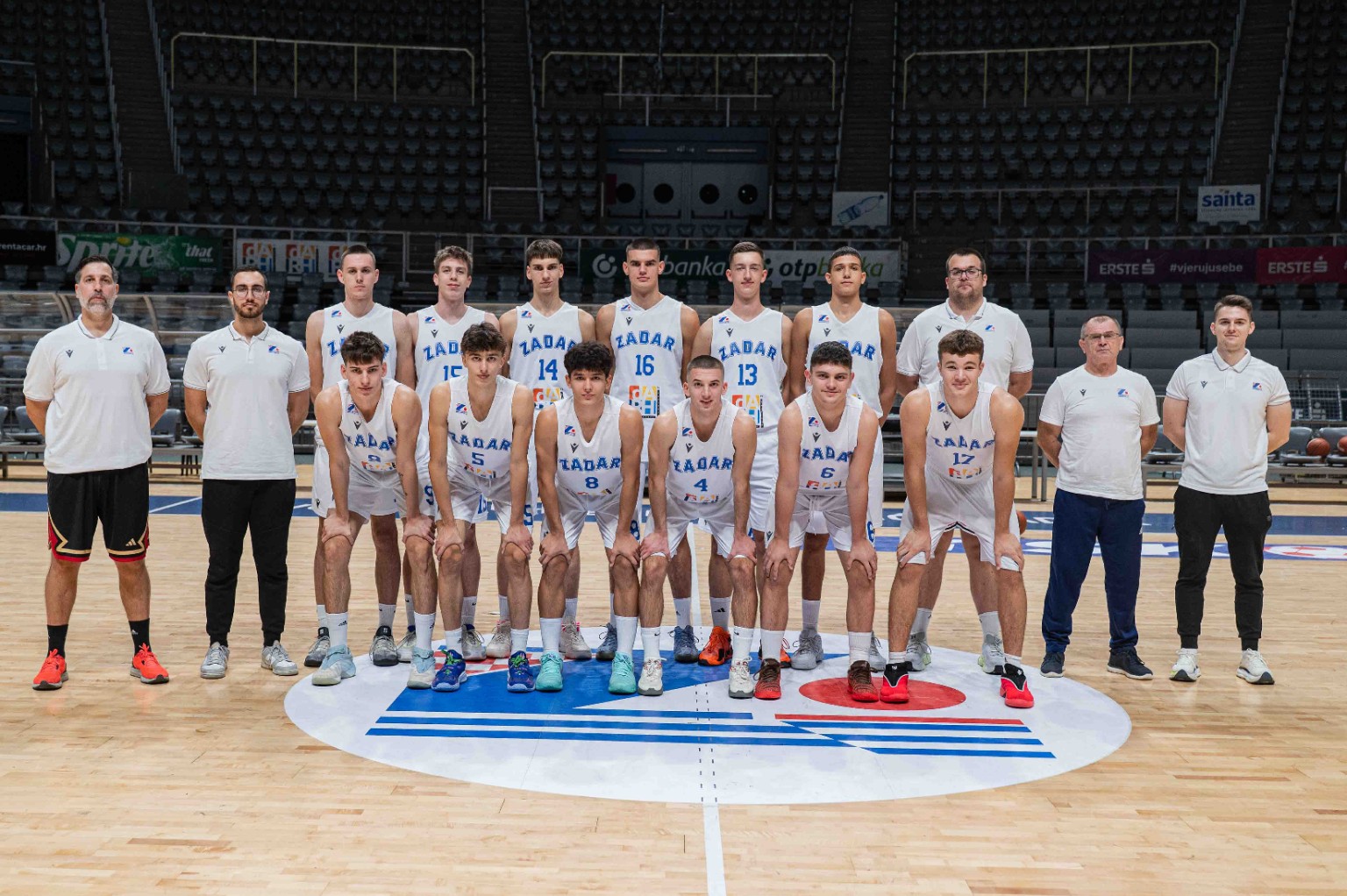 Ekipna fotografija — Juniori KK Zadar — igrači i stručni stožer